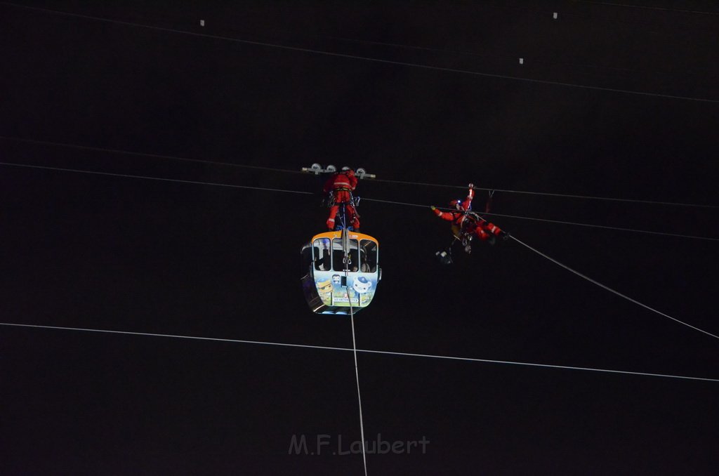 Einsatz BF Hoehenretter Koelner Seilbahn Hoehe Zoobruecke P2378.JPG